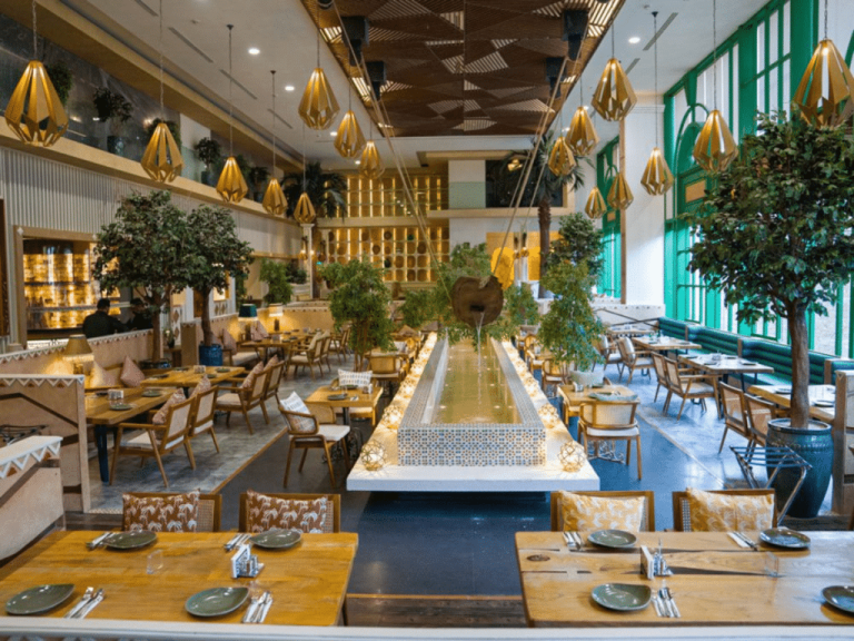 تجربة المطعم في السعودية: من وجبة على الطاولة إلى عالم كامل من الحواس